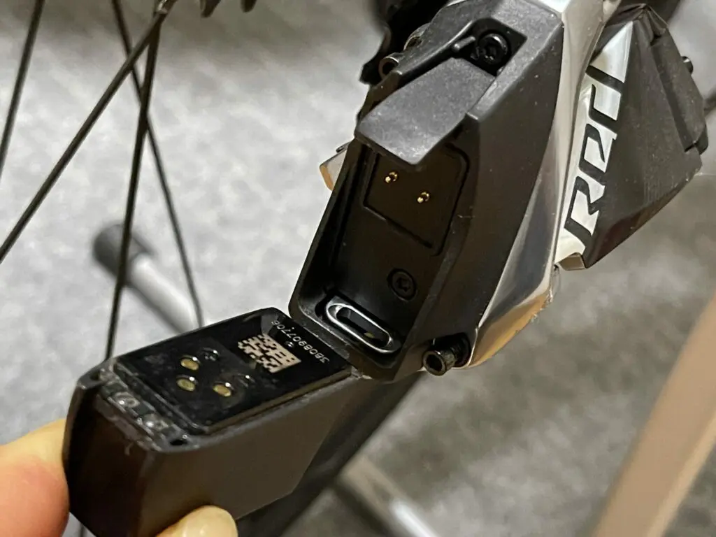 SRAM eTapバッテリーの爪が折れる理由とその対策 - Digital Bike Parts